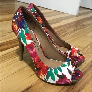 Floral pumps NWOT